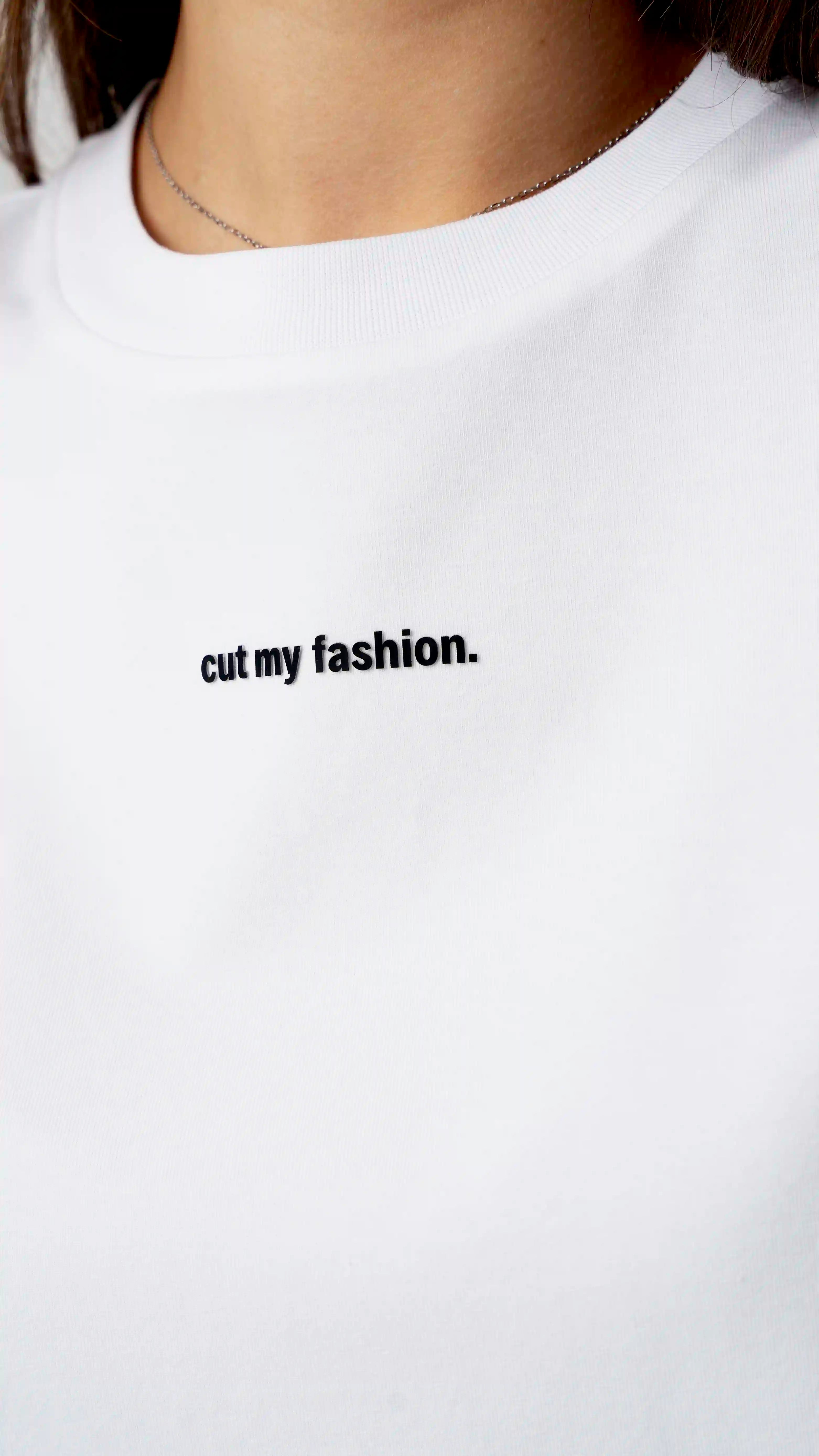 White oversized women's T-shirts with the “cutmyfashion” logo on the chest, breathable, made from 90% cotton and 10% polyester.