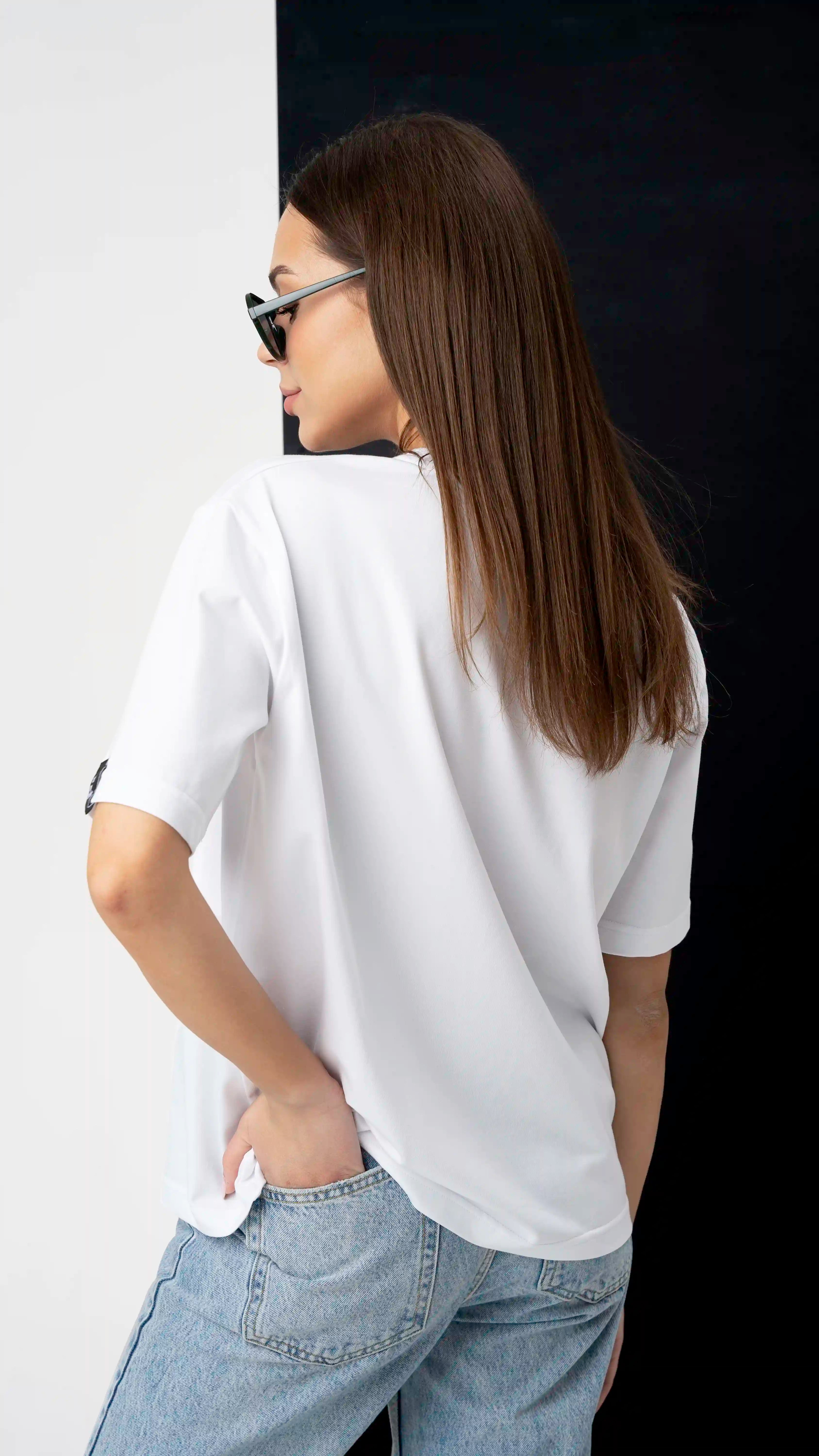 White oversized women's T-shirts with the “cutmyfashion” logo on the chest, breathable, made from 90% cotton and 10% polyester.