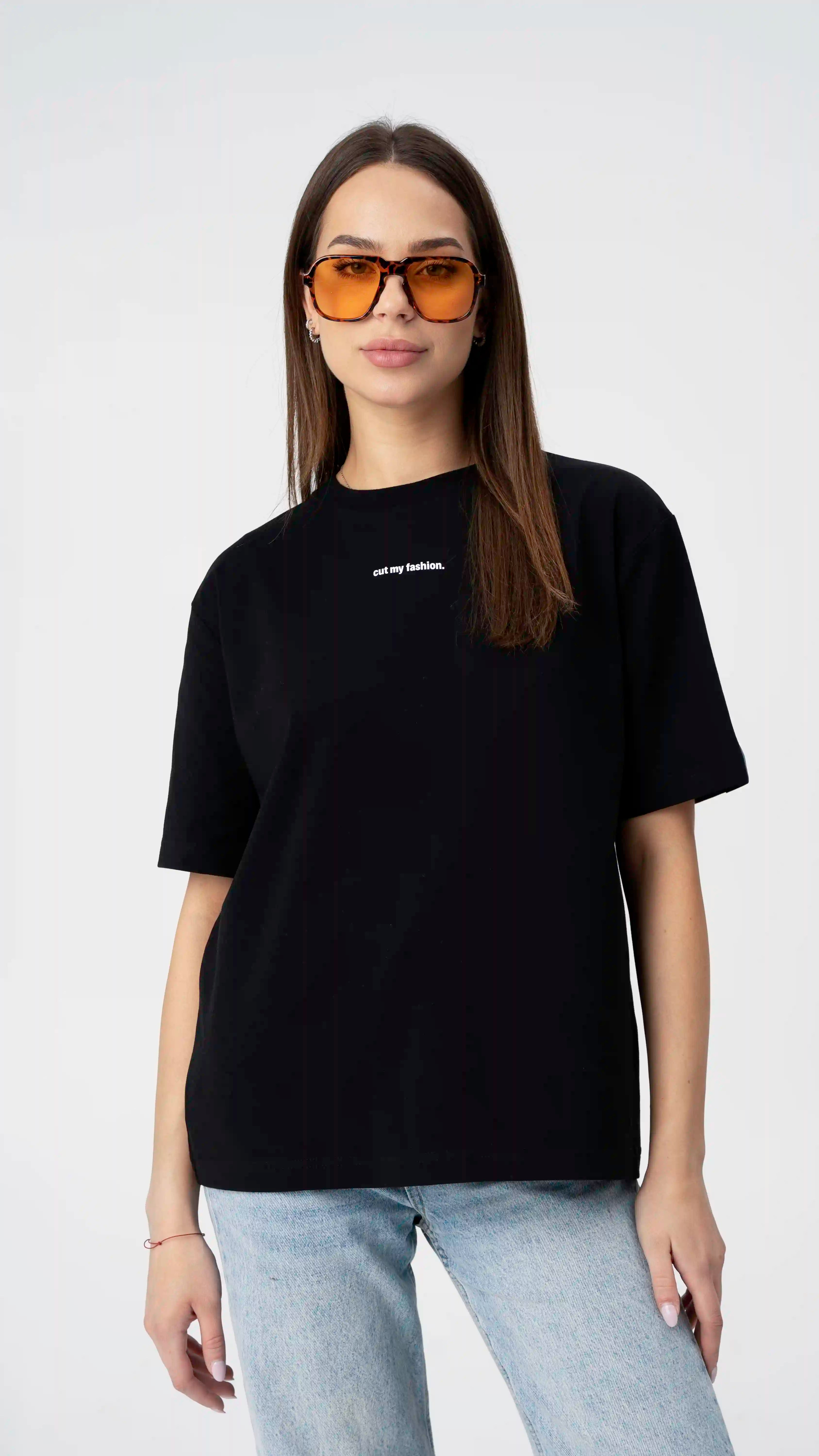 Mūsų prabangūs oversized moteriški marškinėliai – tai puikus pasirinkimas ieškančioms kokybės ir stiliaus. Šie marškinėliai išsiskiria ilgaamžiškumu ir atsparumu skalbimui, todėl galėsite juos dėvėti ne tik vieną sezoną. Įsigykite marškinėlius, kurie yra verti kiekvieno išleisto euro