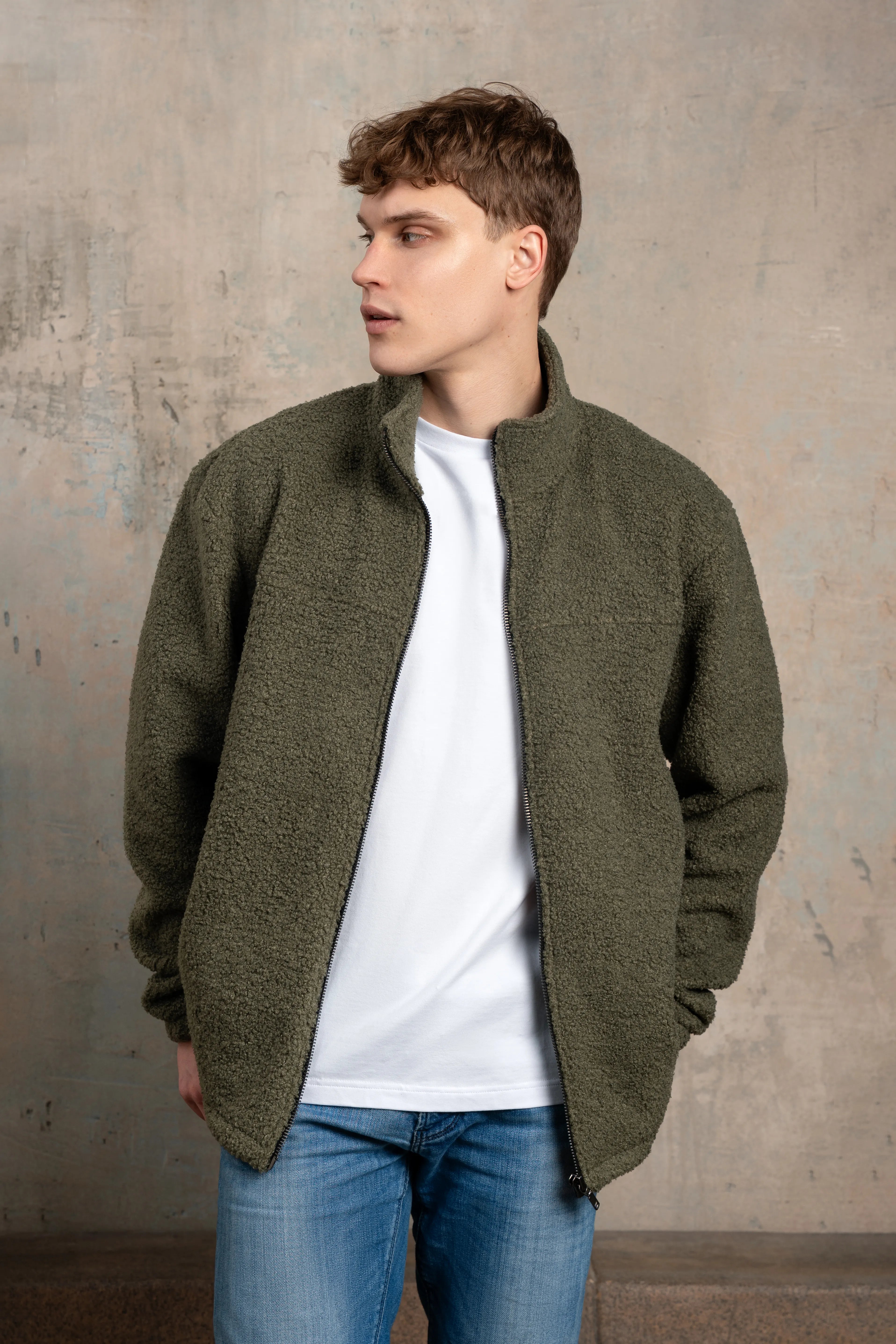 Chaki spalvos vyriškas džemperis iš flisinio audinio su pilno ilgio užtrauktuku, stačia apykakle ir matoma priekine dalimi