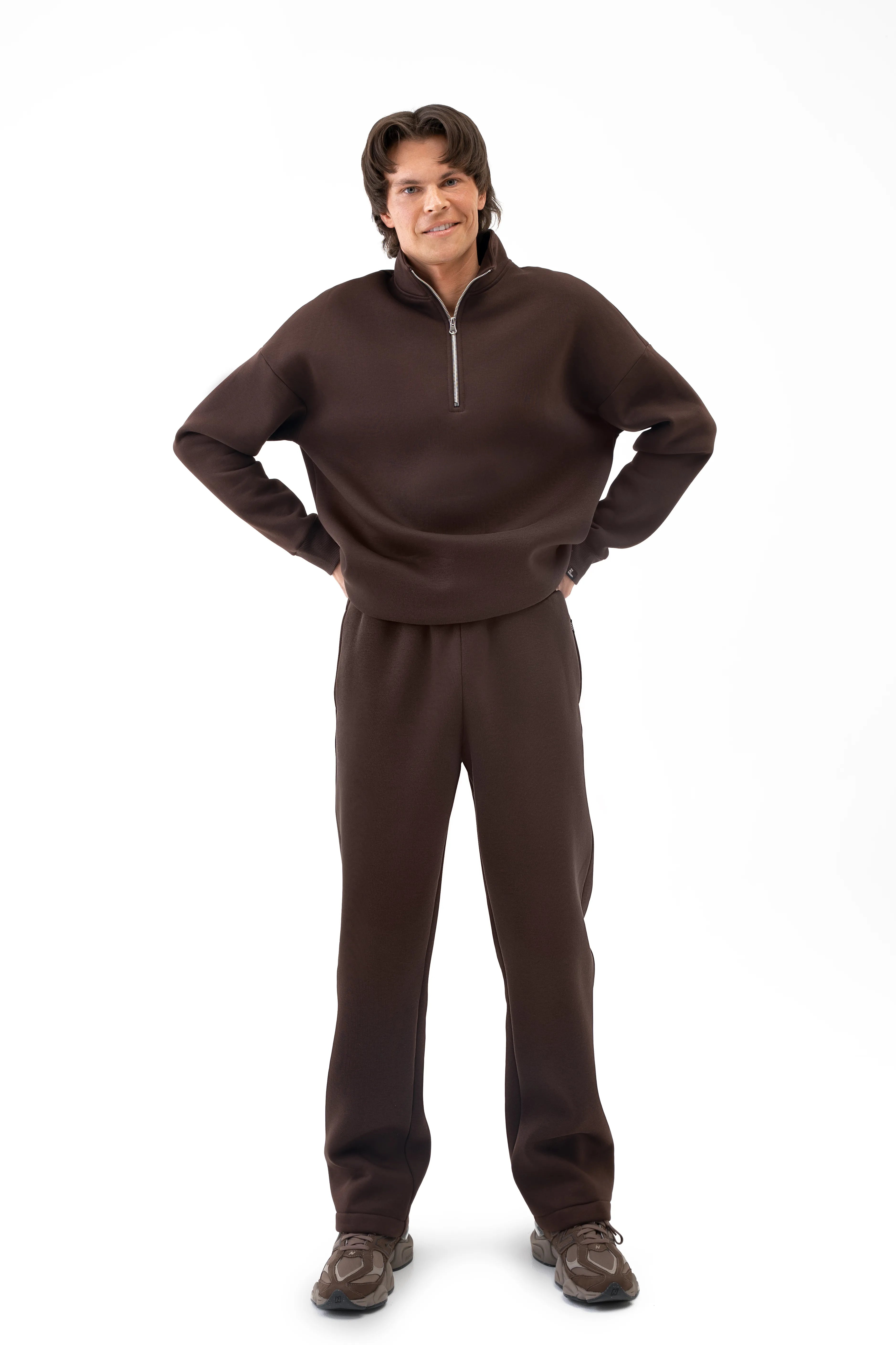 Vyriškas rudas laisvalaikio kostiumėlis su tiesiomis kelnėmis ir aukšta apykakle, pilnas vaizdas iš priekio