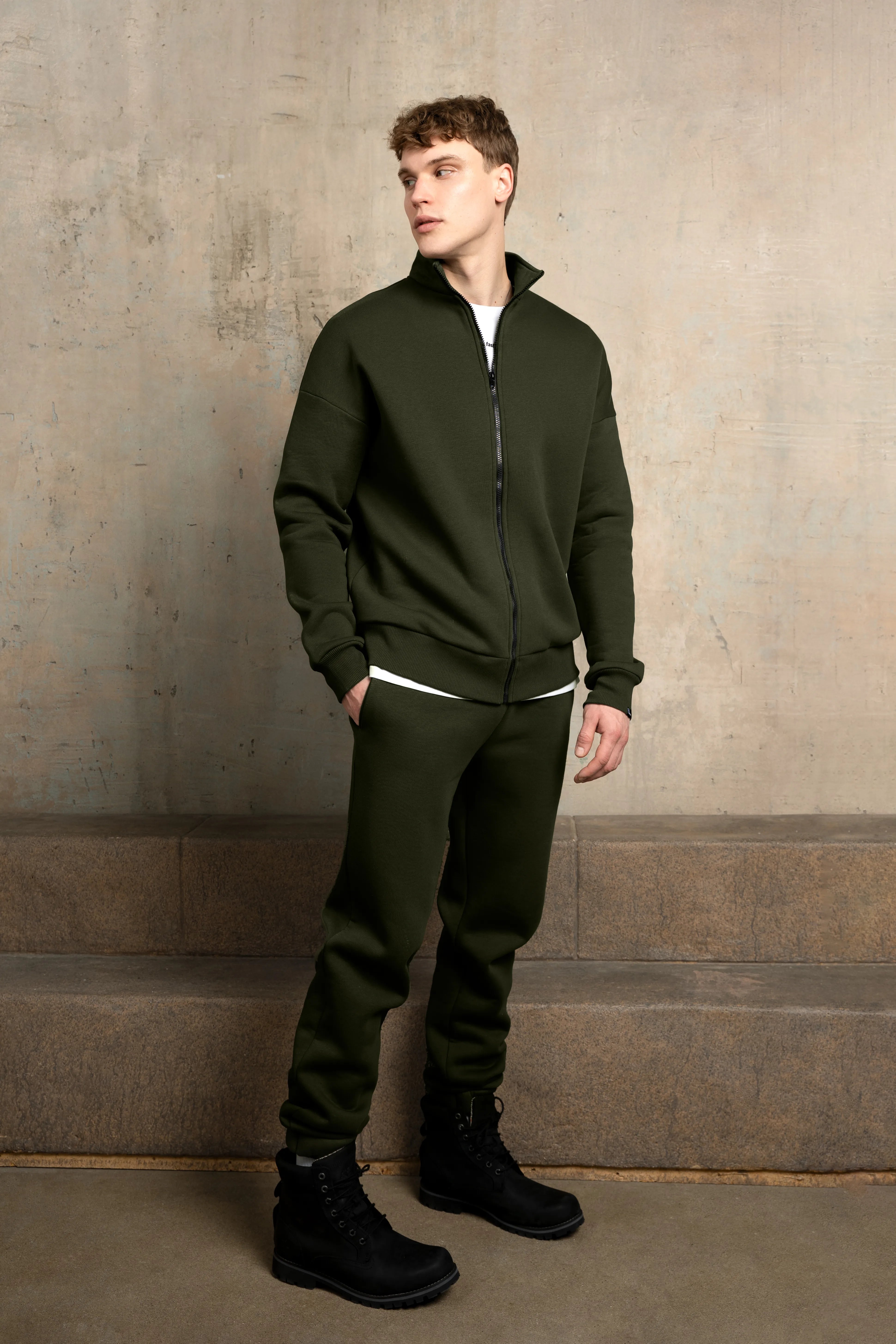 Tamsiai žalias vyriškas laisvalaikio treningas, patogus kasdieniam dėvėjimui mieste ir namuose.