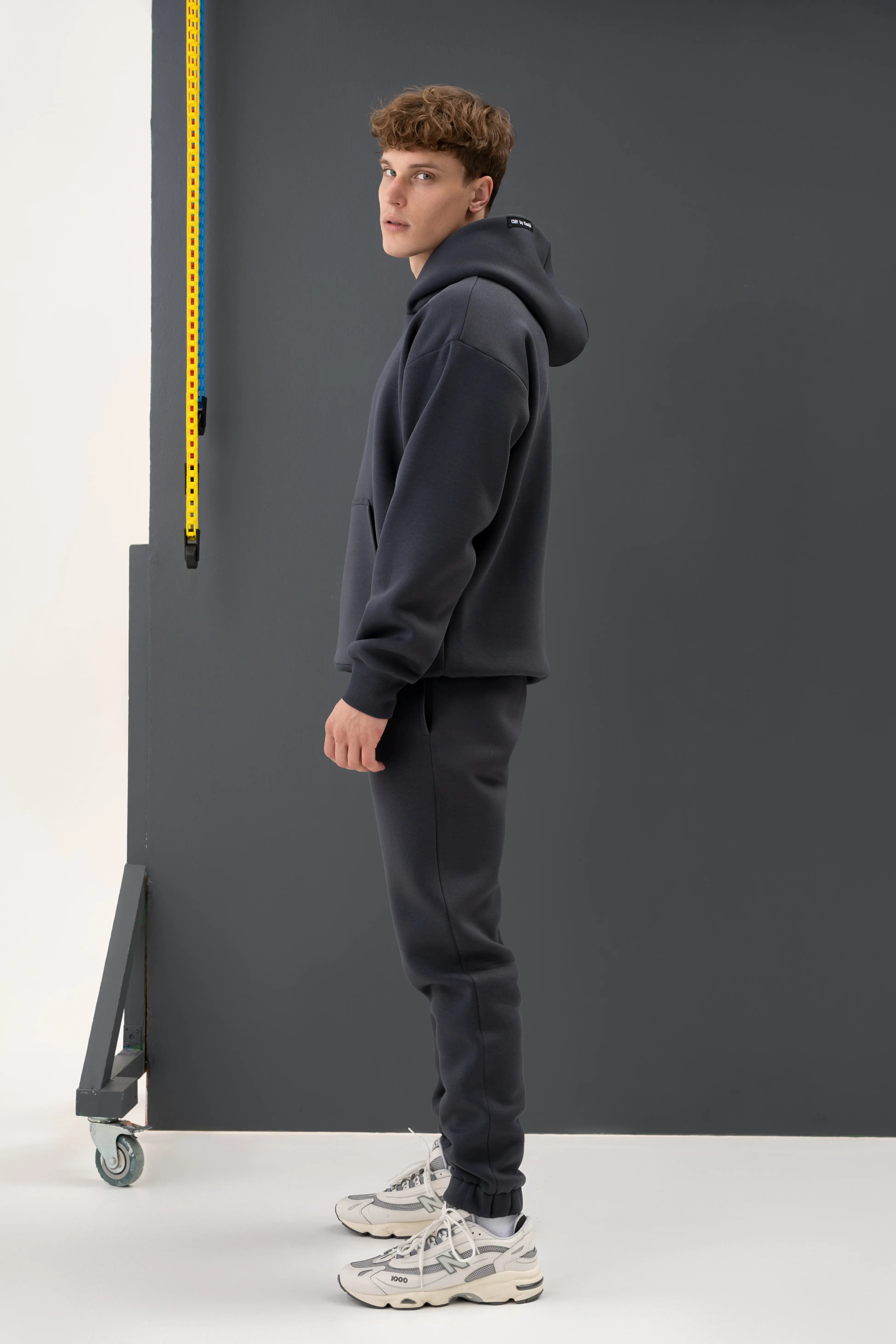 Laisvo kirpimo metalo atspalvio treningas, pagamintas cutmyfashion siuvykloje, komfortiškas dėvėti kasdien.