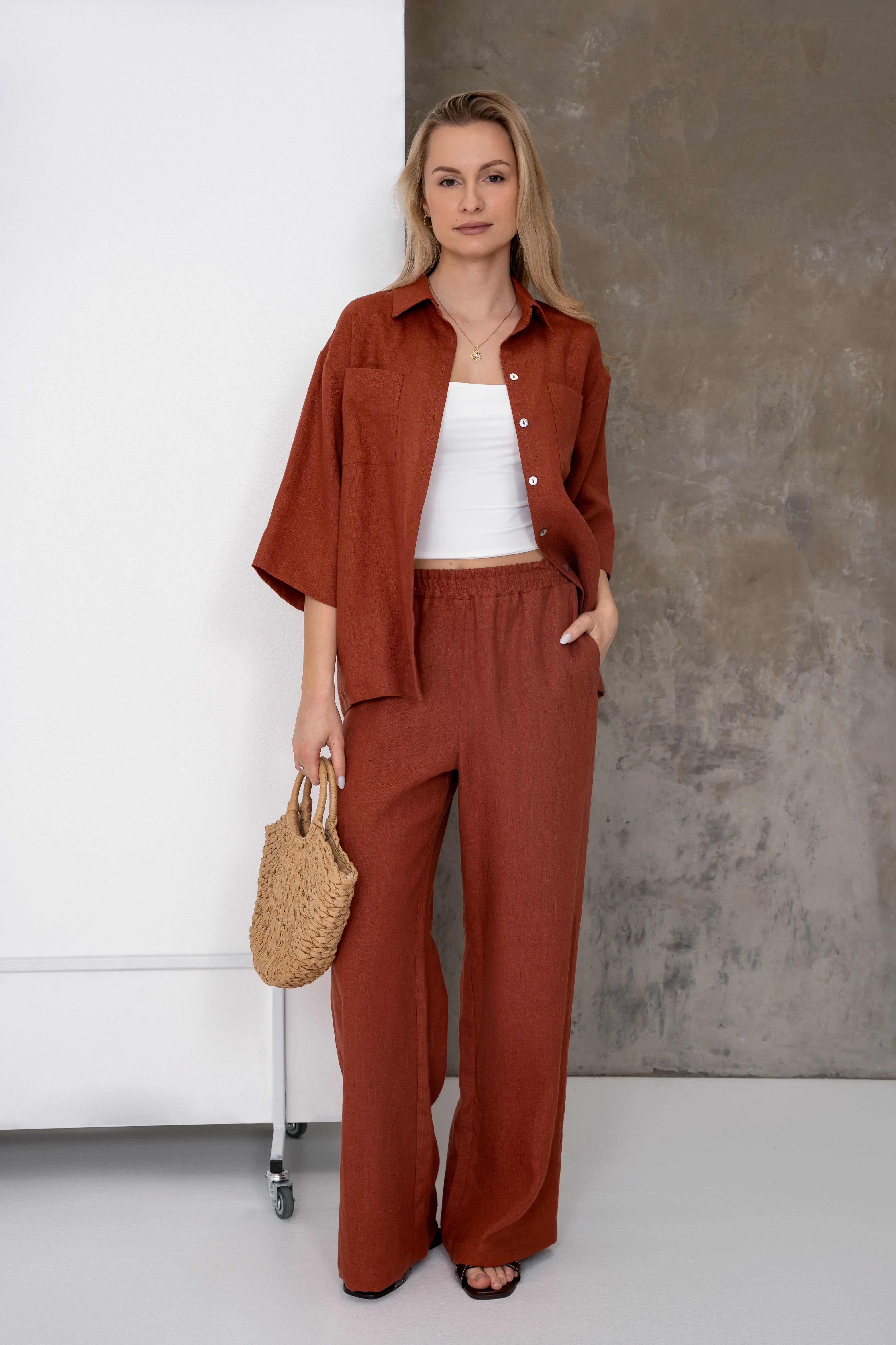 Moteriškas lininis derinys plytinės spalvos, atsegti marškiniai ir tiesaus silueto kelnės su kišene