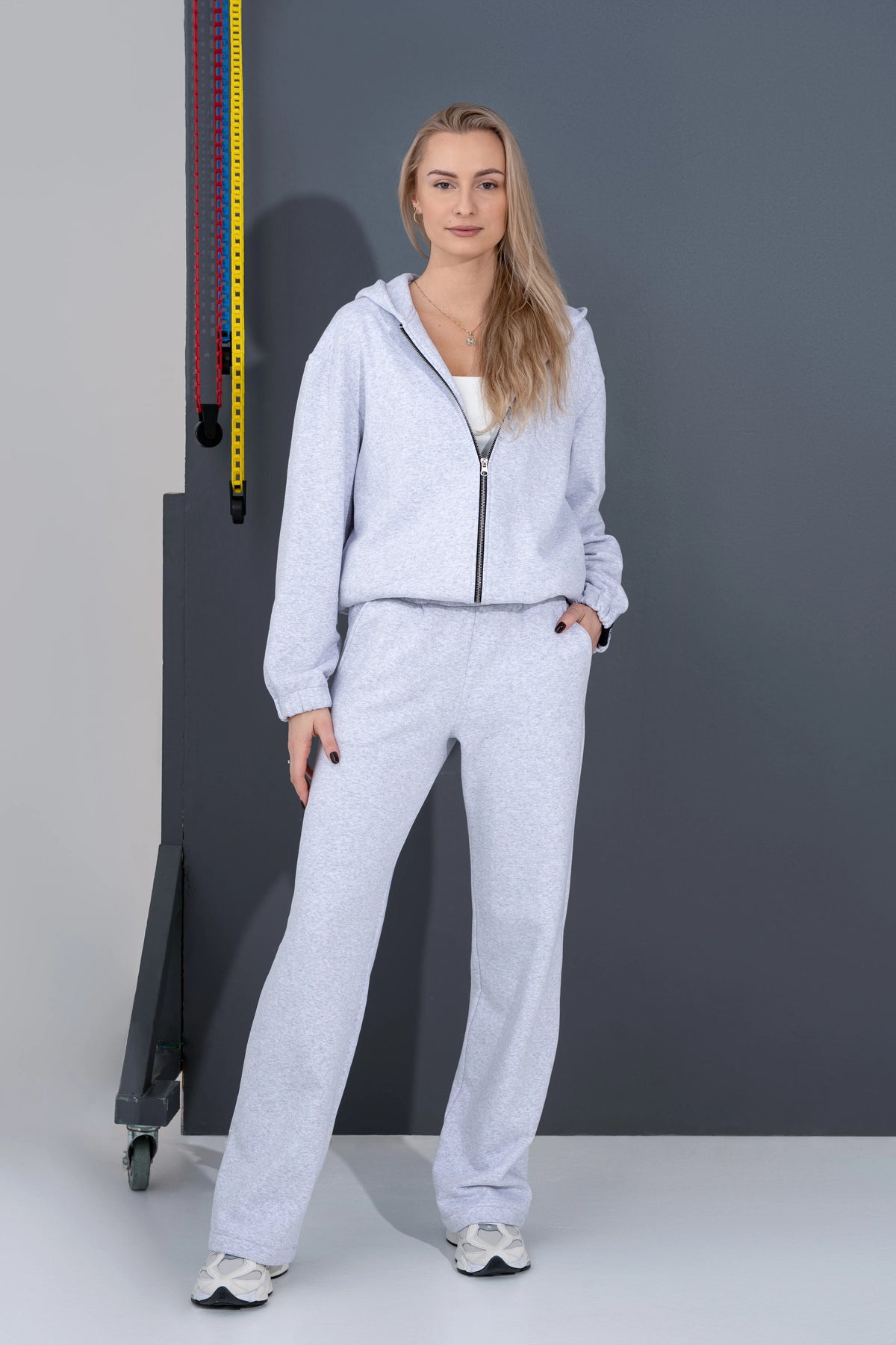 Women’s melange tracksuit with a full-zip sweatshirt, comfortable for leisure time.