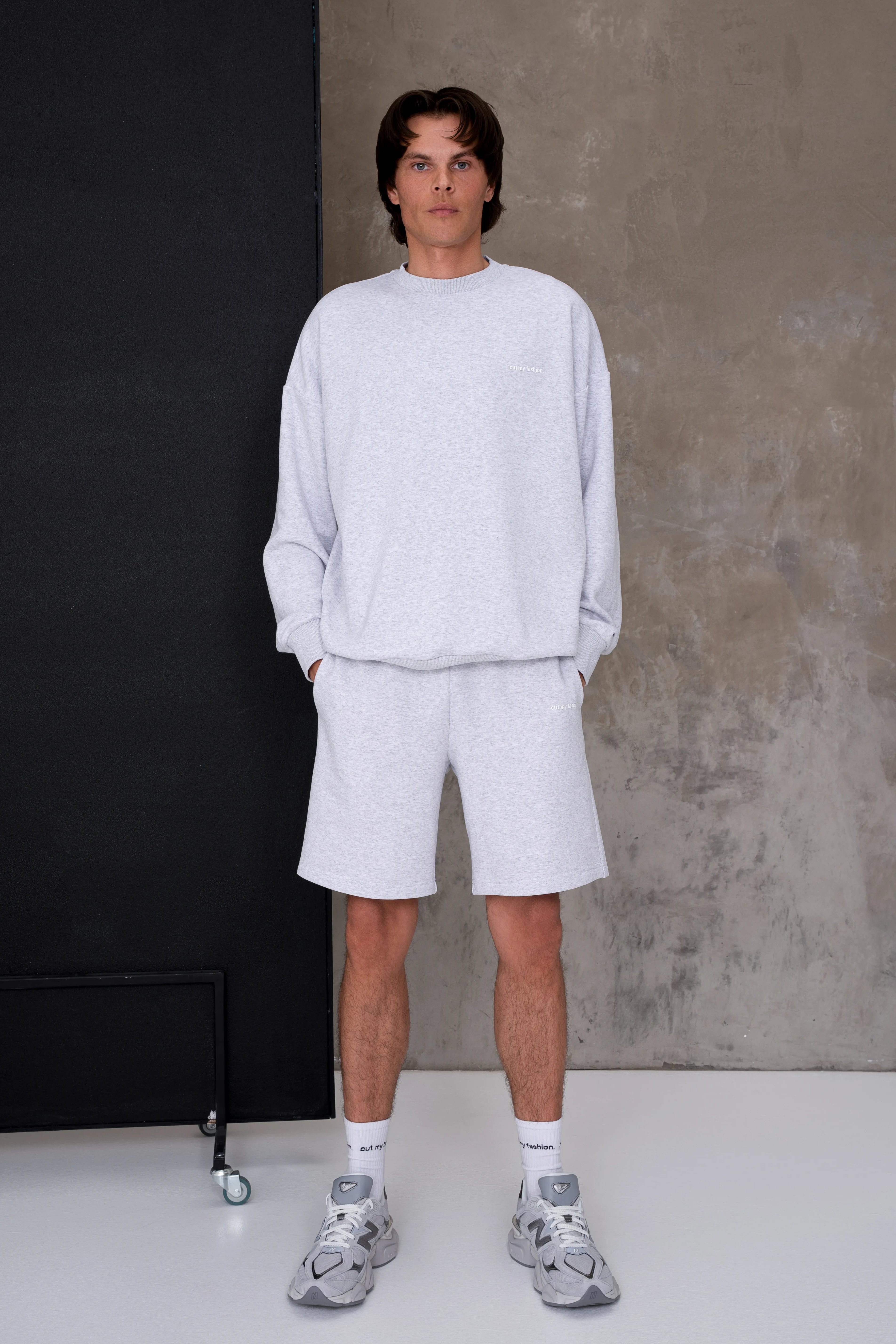 Light grey men’s loungewear set with shorts and a relaxed-fit sweatshirt, dropped shoulders, crew neck, elastic cuffs, straight-cut shorts with side pockets