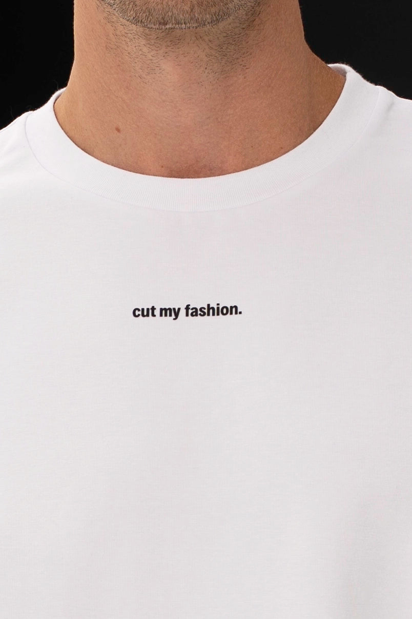 Stambus marškinėlių apykaklės planas, rodantis juodą cutmyfashion logotipą ant baltų marškinėlių