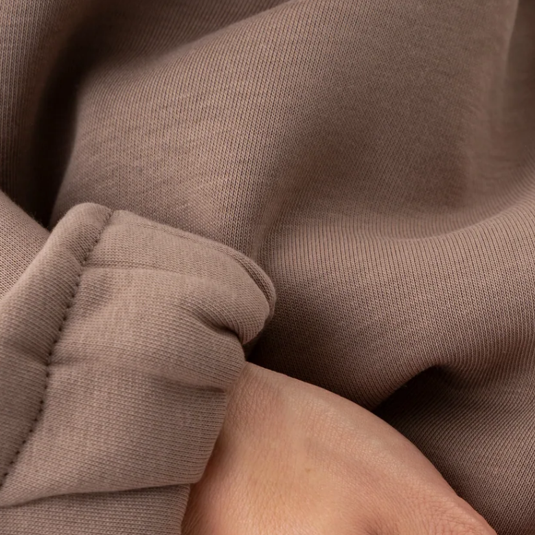 Kakavines spalvos dzemperis