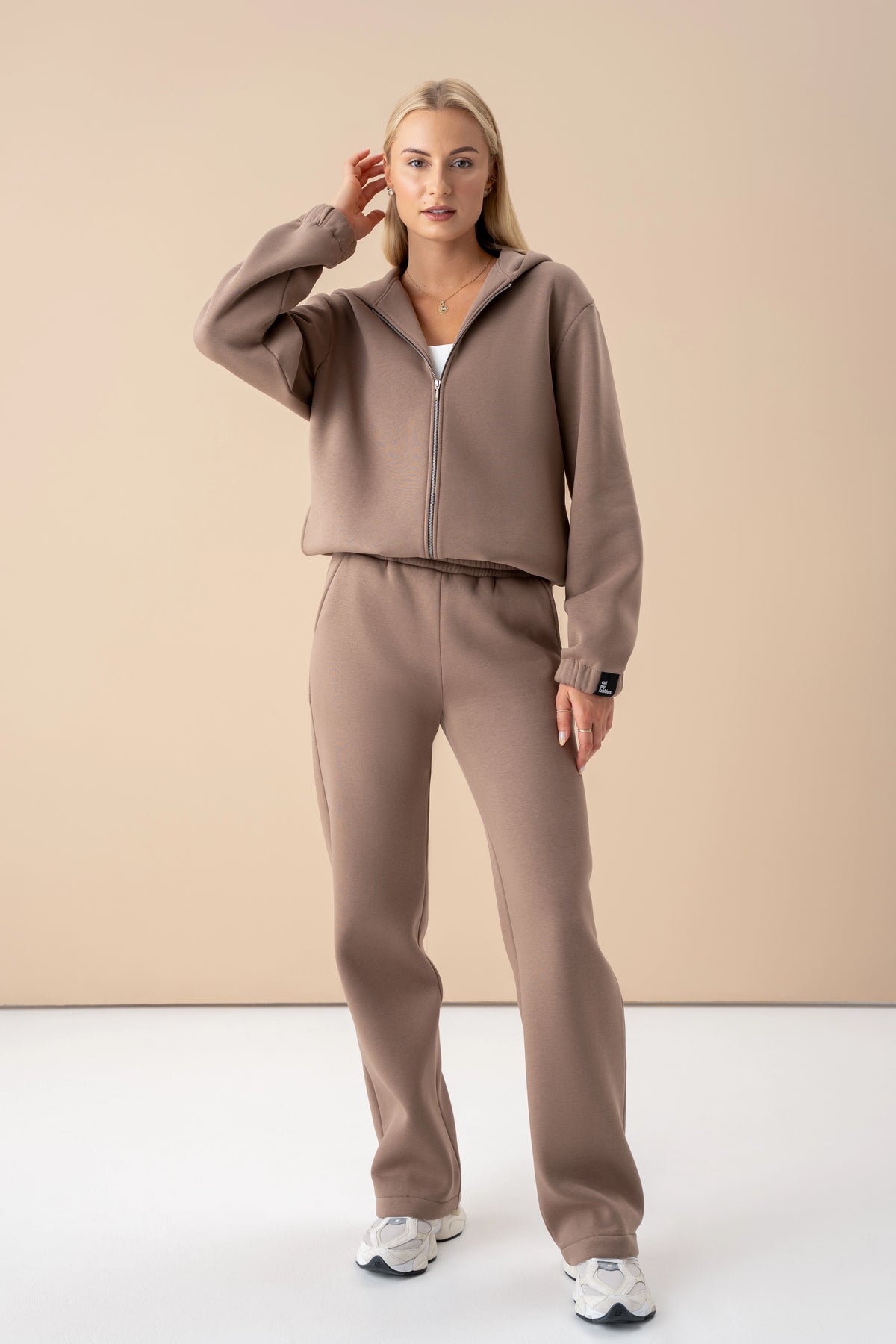 Brown leisure set made from OEKO-TEX® certified fabric – warm, breathable, and unrestricted in movement. Sustainably made in Lithuania.