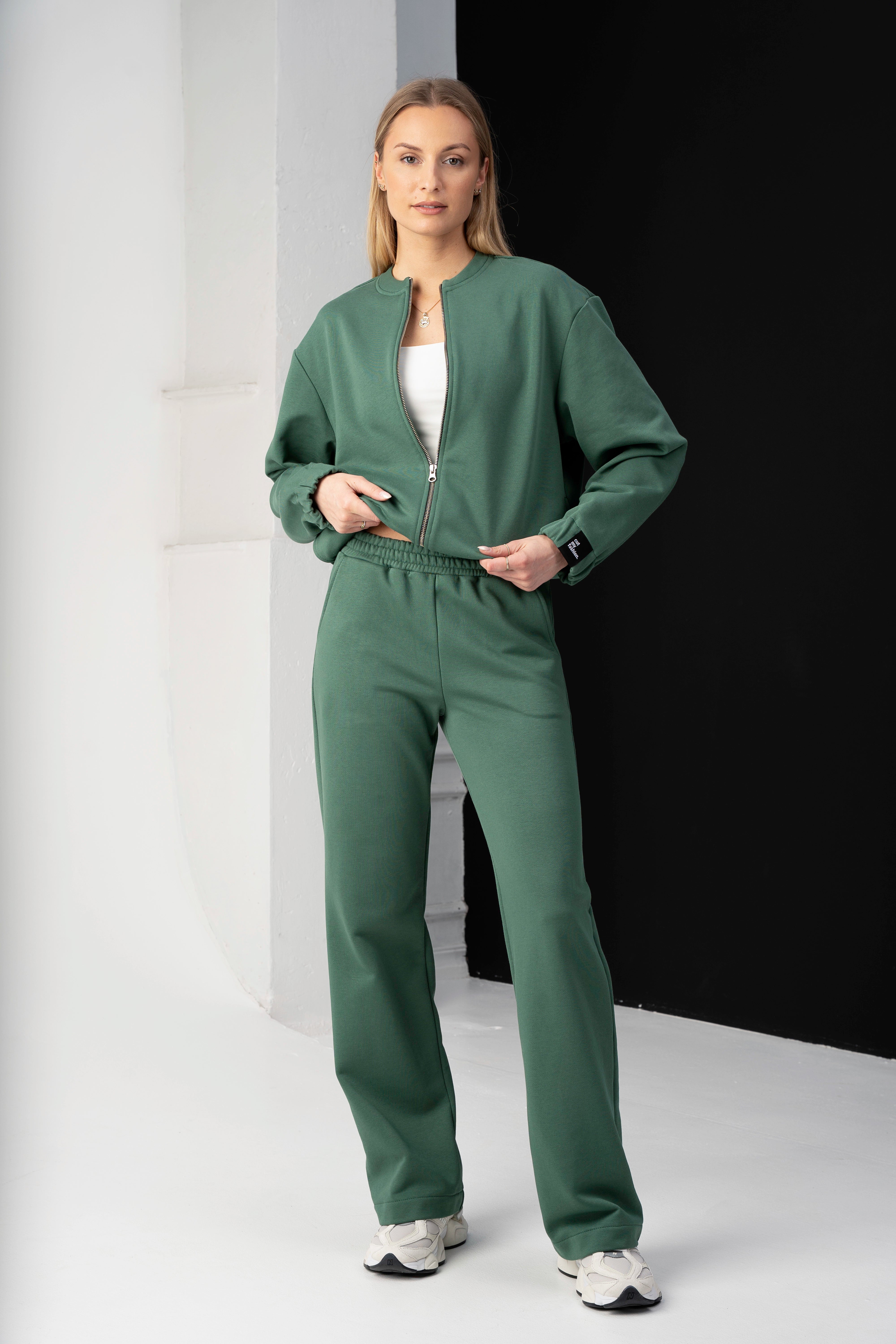 žali moteriški cutmyfashion treningai mėja be pūkelio, modelis stovi studijoje, pagaminta Lietuvoje