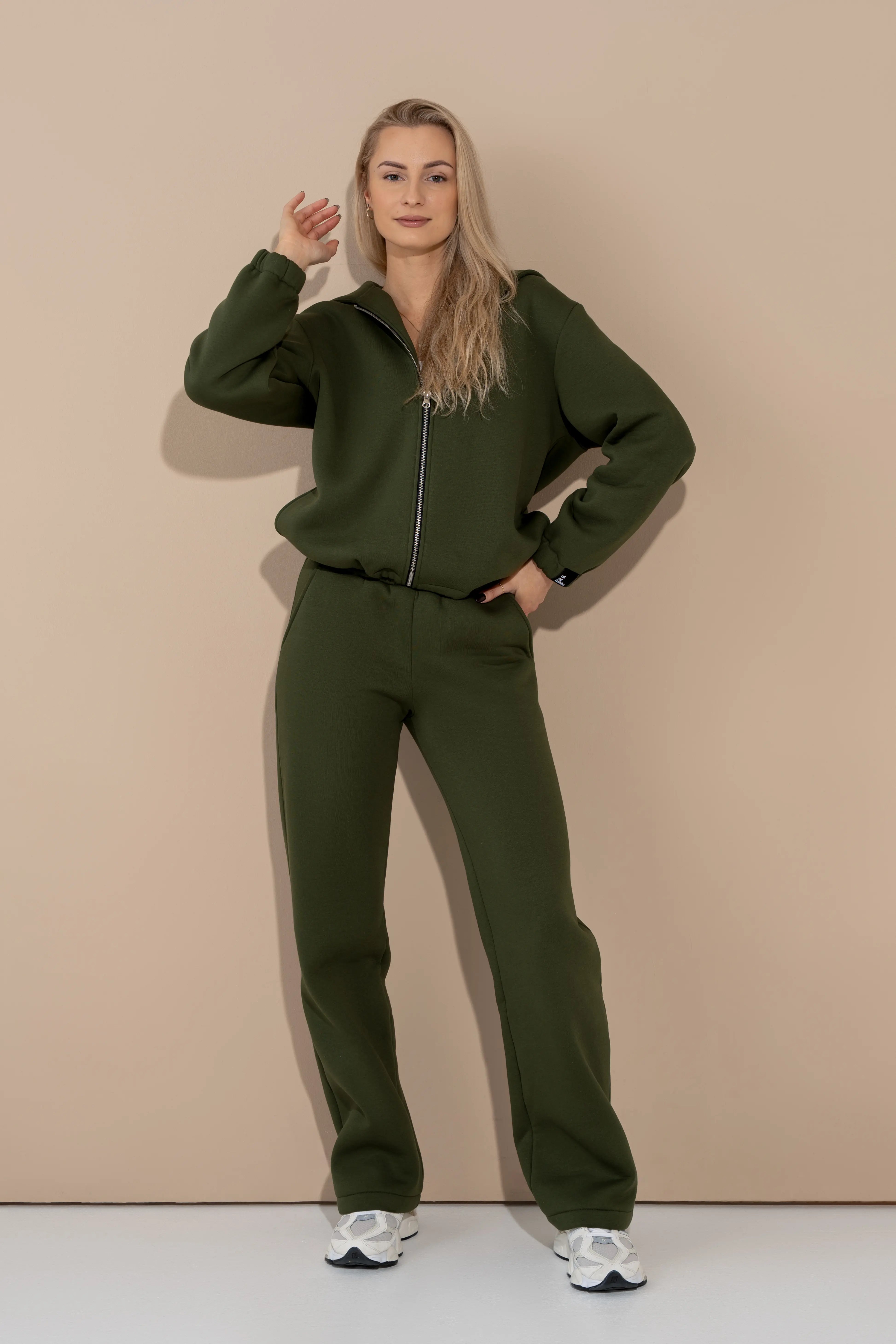 Žalios spalvos moteriškas laisvalaikio treningas su gobtuvu, metaliniu pilno ilgio užtrauktuku ir tiesaus kirpimo kelnėmis