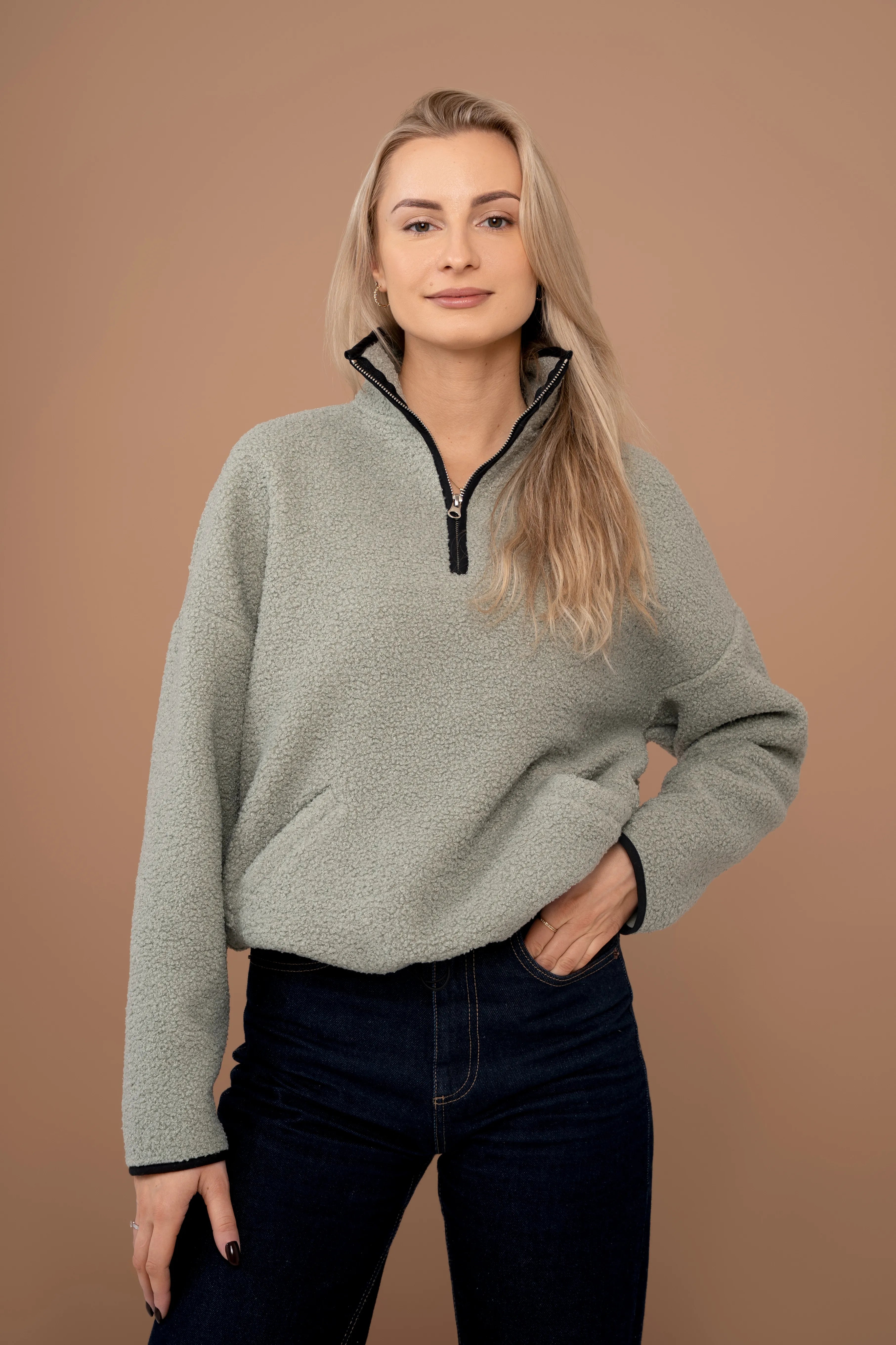 Chaki laisvalaikio teddy džemperis kasdieniam dėvėjimui mieste ir namuose, sukurtas cutmyfashion Lietuvoje.