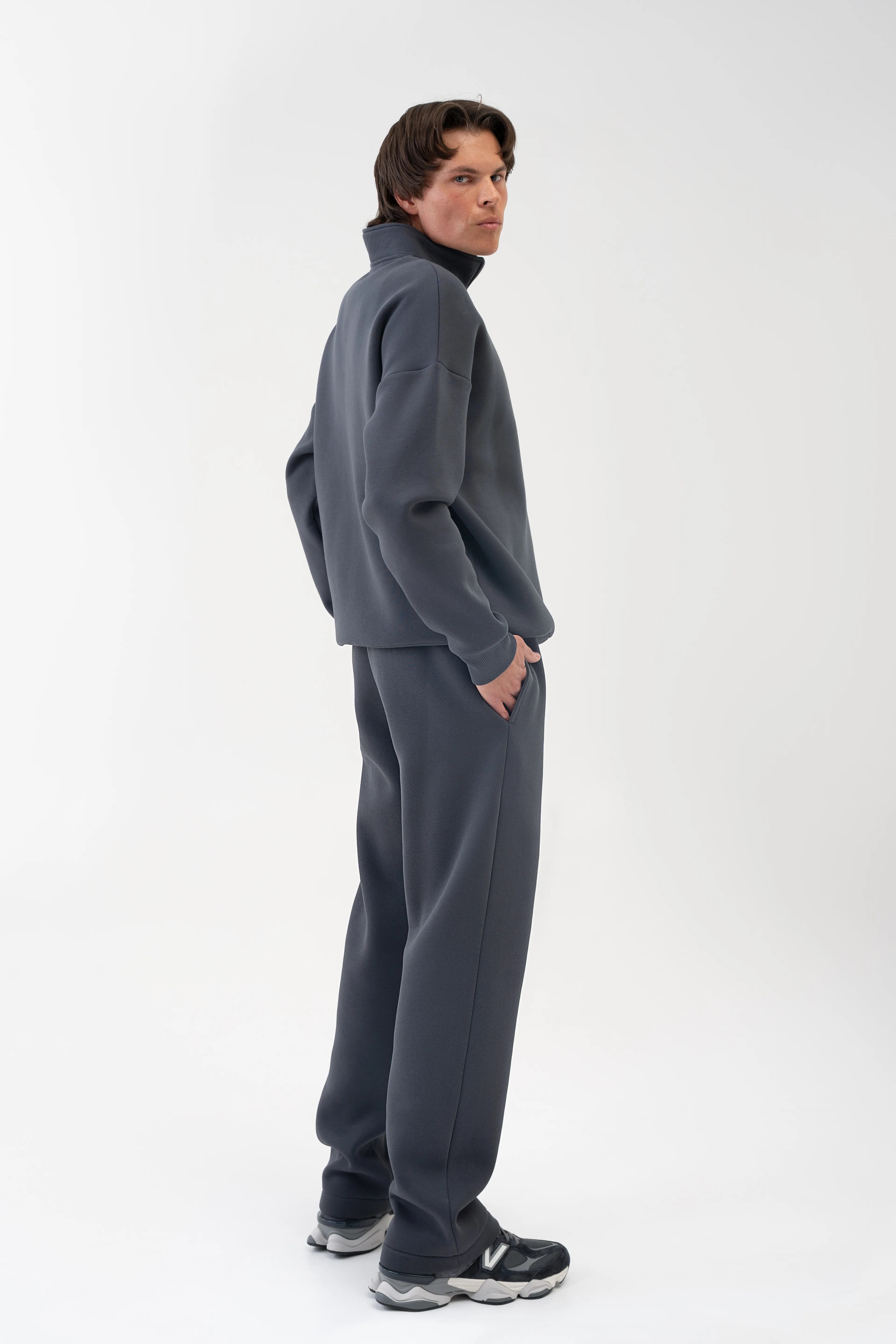 Vyriškas iron spalvos laisvalaikio kostiumėlis, vaizdas iš nugaros ir šono, matomos tiesios kelnės
