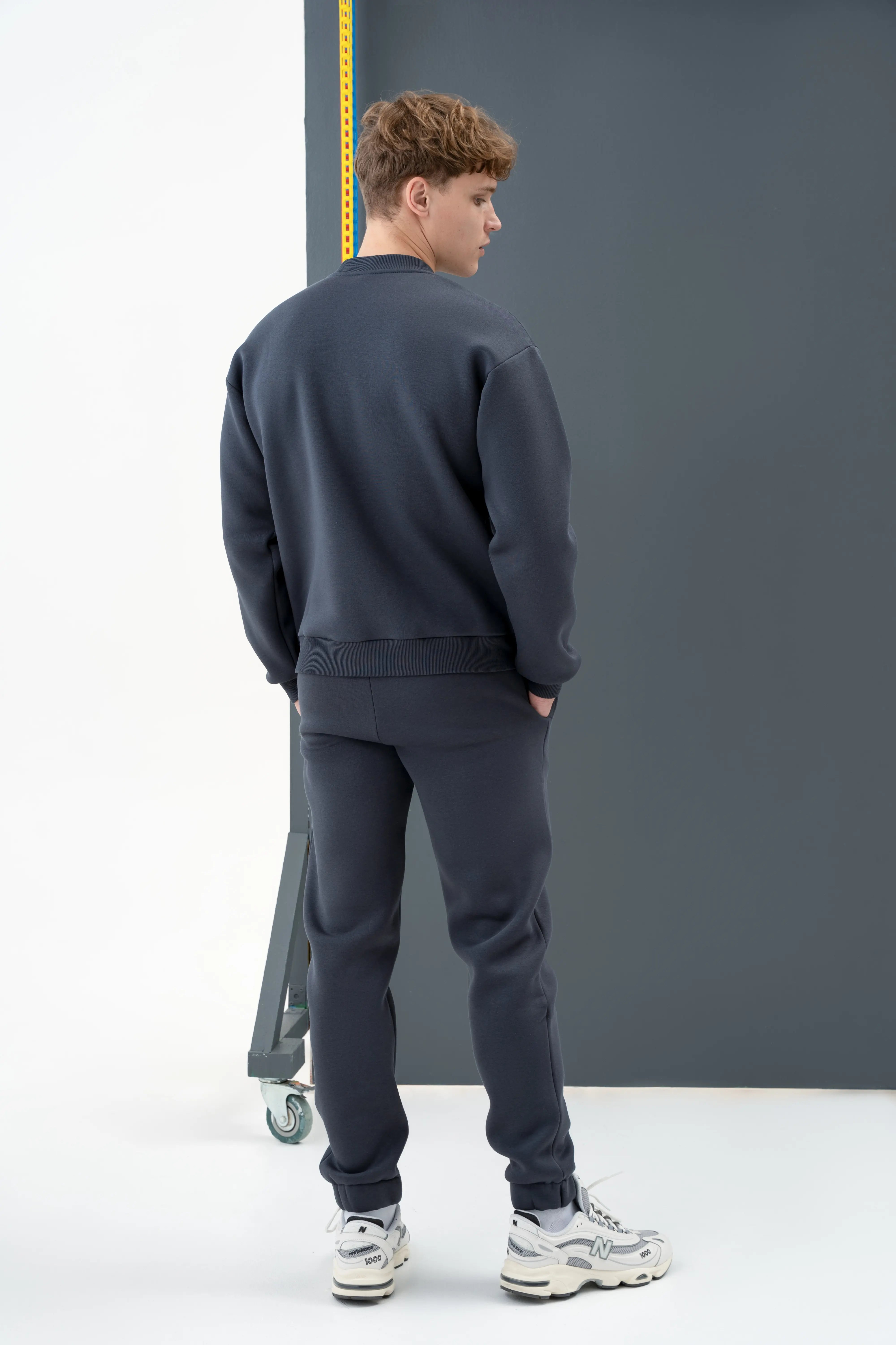 The dark grey men’s casual tracksuit “Joris”, created by cutmyfashion, is designed for everyday wear and relaxation.