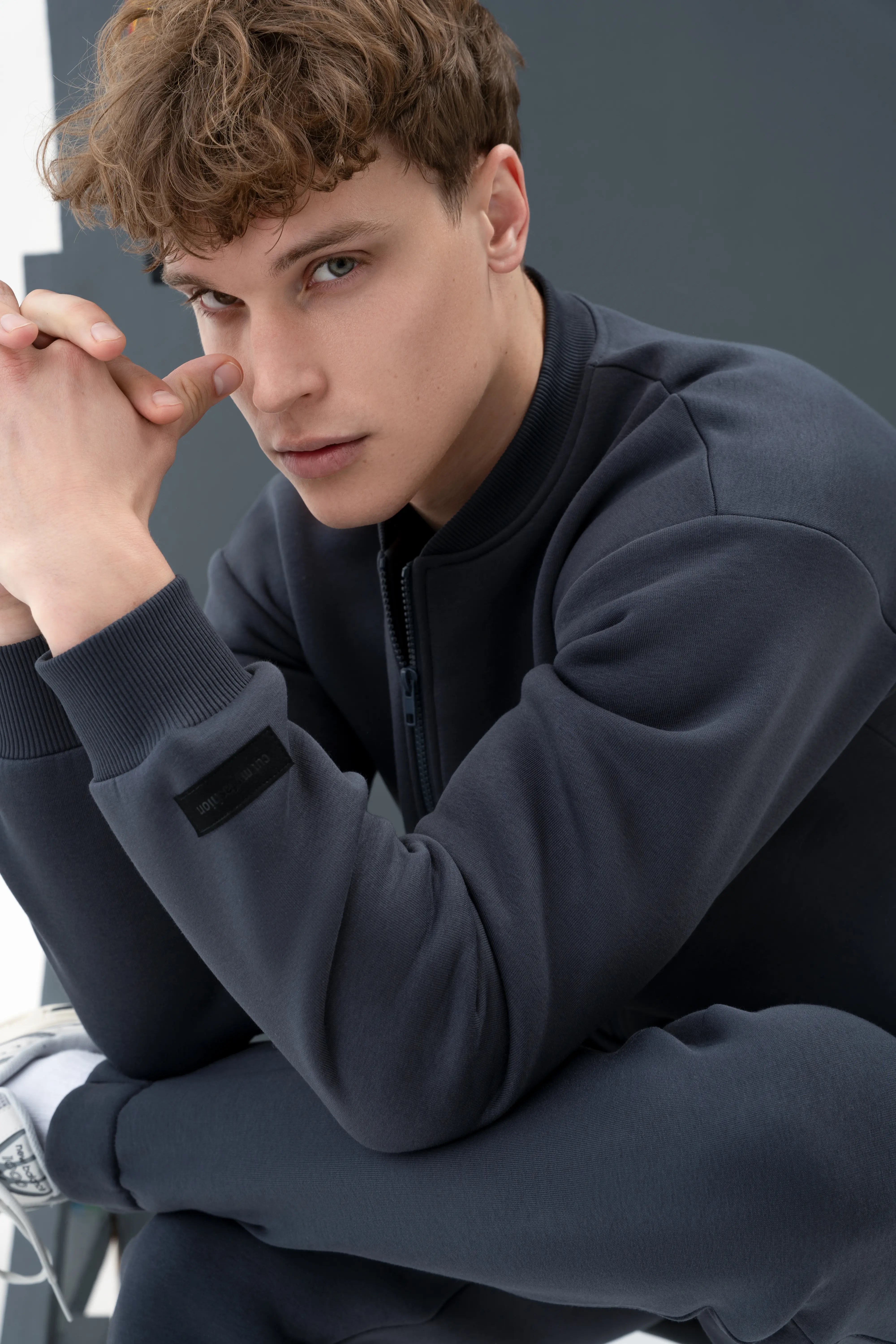 Komfortiškas tamsiai pilkas cutmyfashion treningas, pagamintas Lietuvoje, puikiai tinka rudens ar žiemos sezonui.