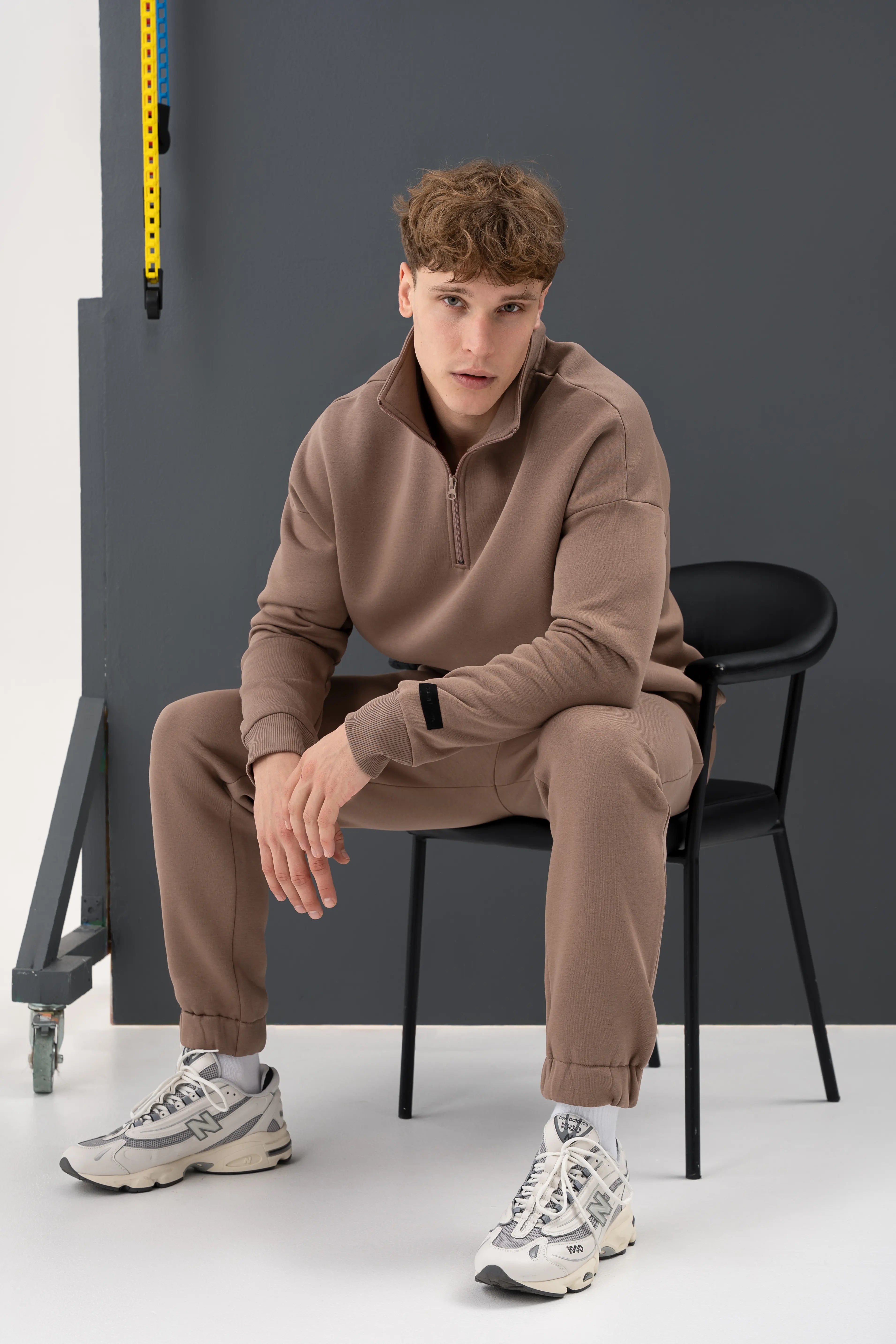 Šiltas ir minkštas cutmyfashion balintos kavos treningas, tobulas pasirinkimas poilsiui ar aktyvioms atostogoms.