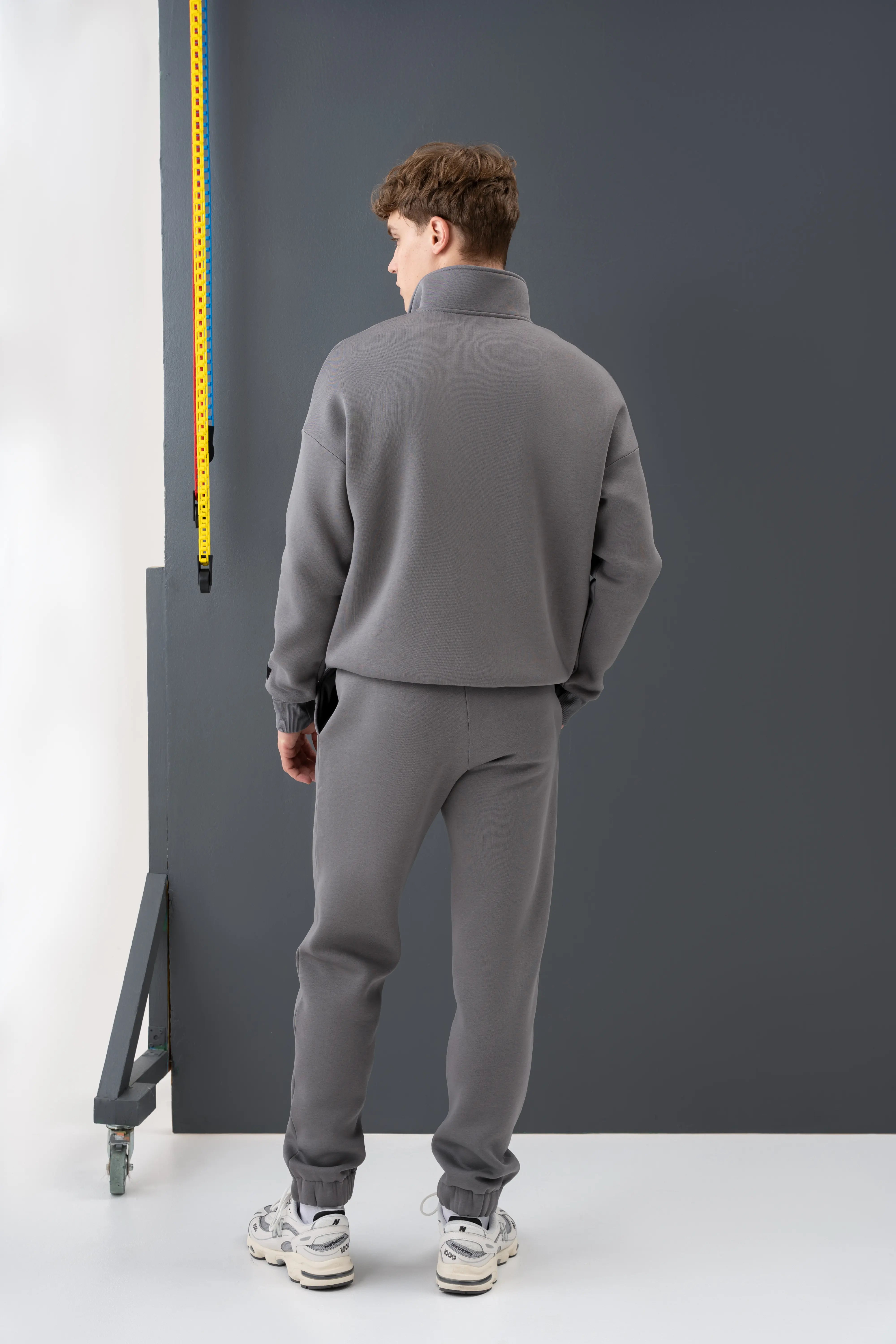 Patogus vyriškas pilkas treningas iš sertifikuoto audinio, tinkantis kasdieniam dėvėjimui ir aktyviam laisvalaikiui.