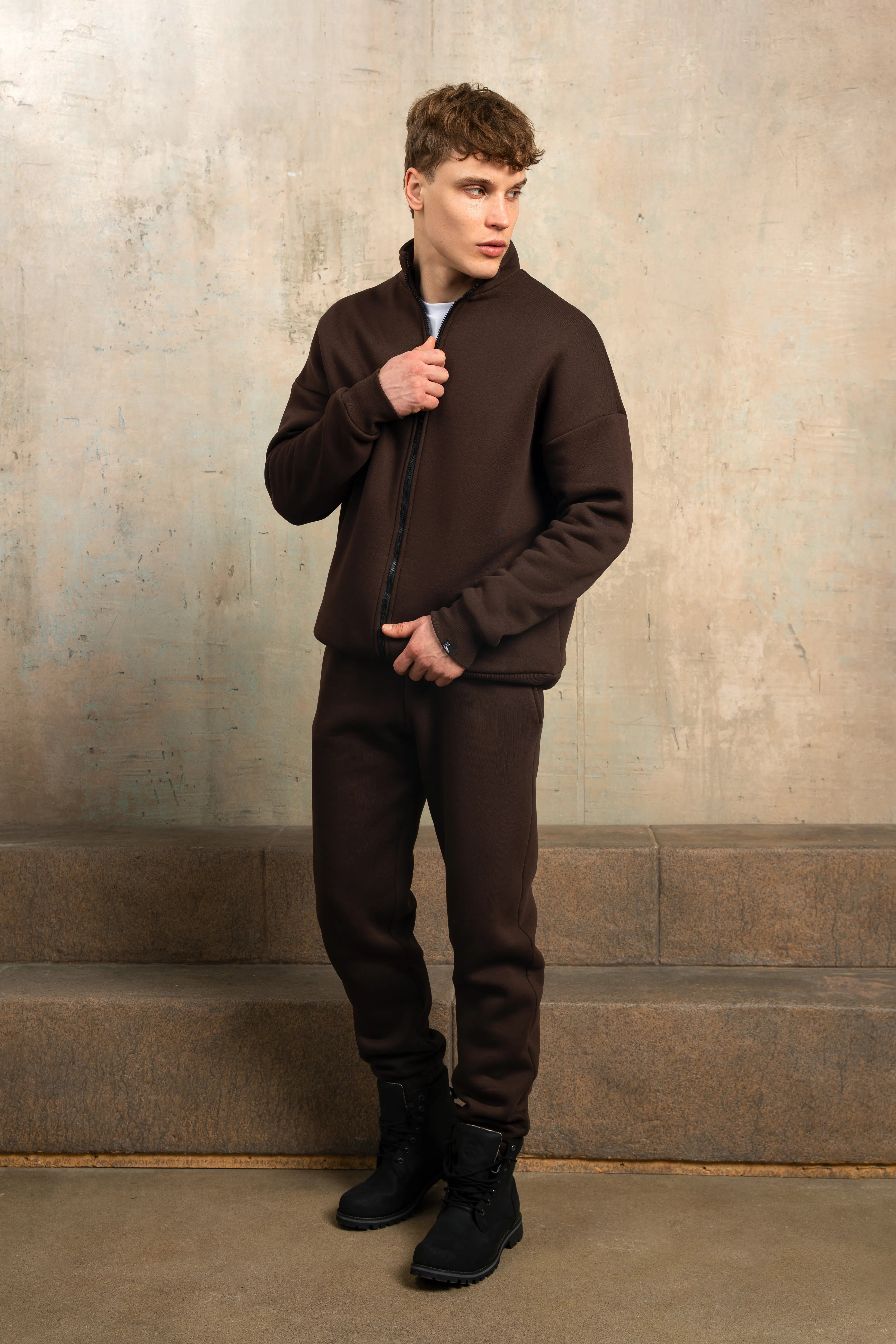 Šokoladinis vyriškas treningas su užtrauktuku, sukurtas patogiam laisvalaikiui ir poilsiui.