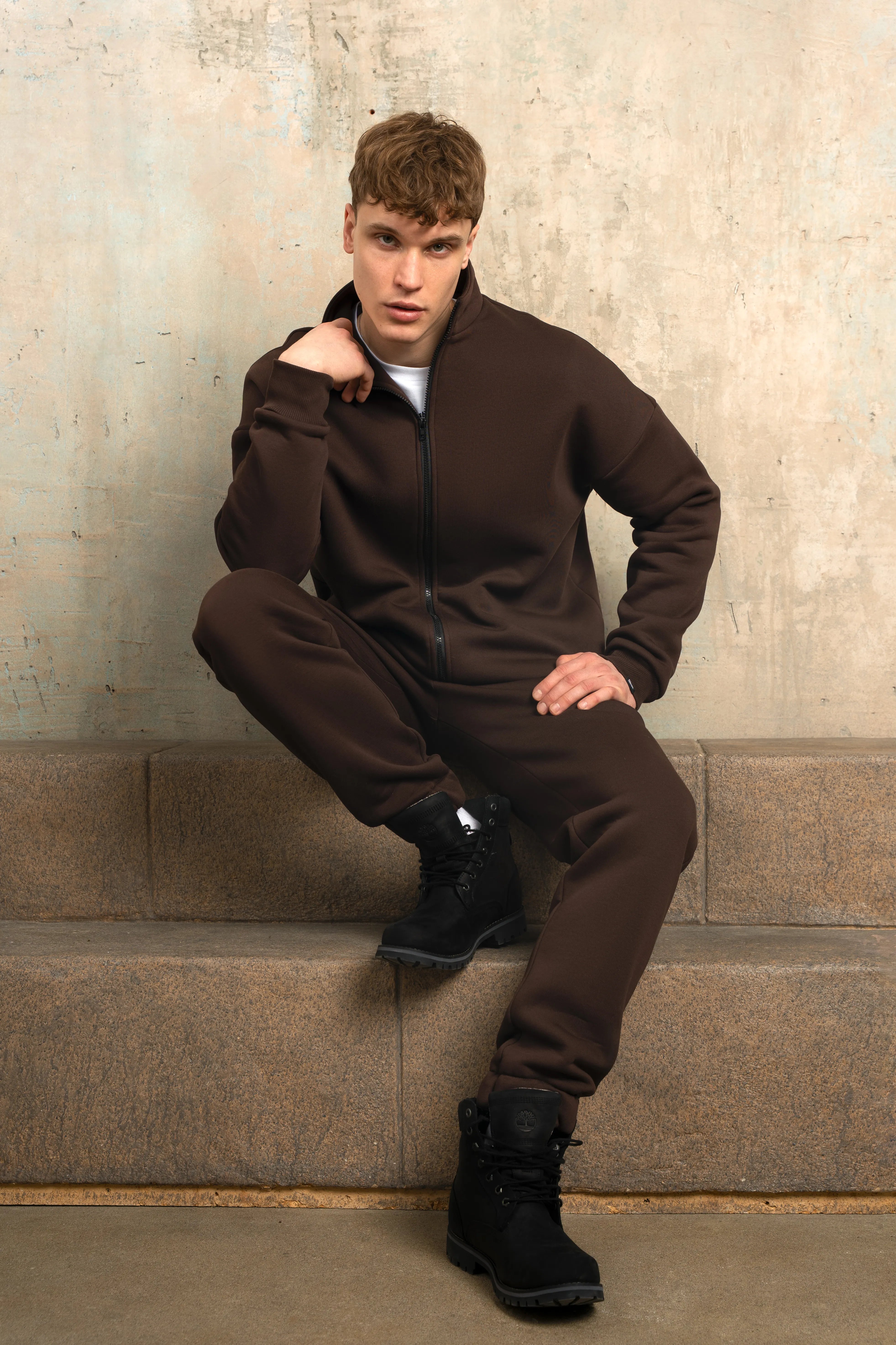 Rudas laisvalaikio treningas vyrams, pagamintas Lietuvoje mūsų cutmyfashion siuvykloje.