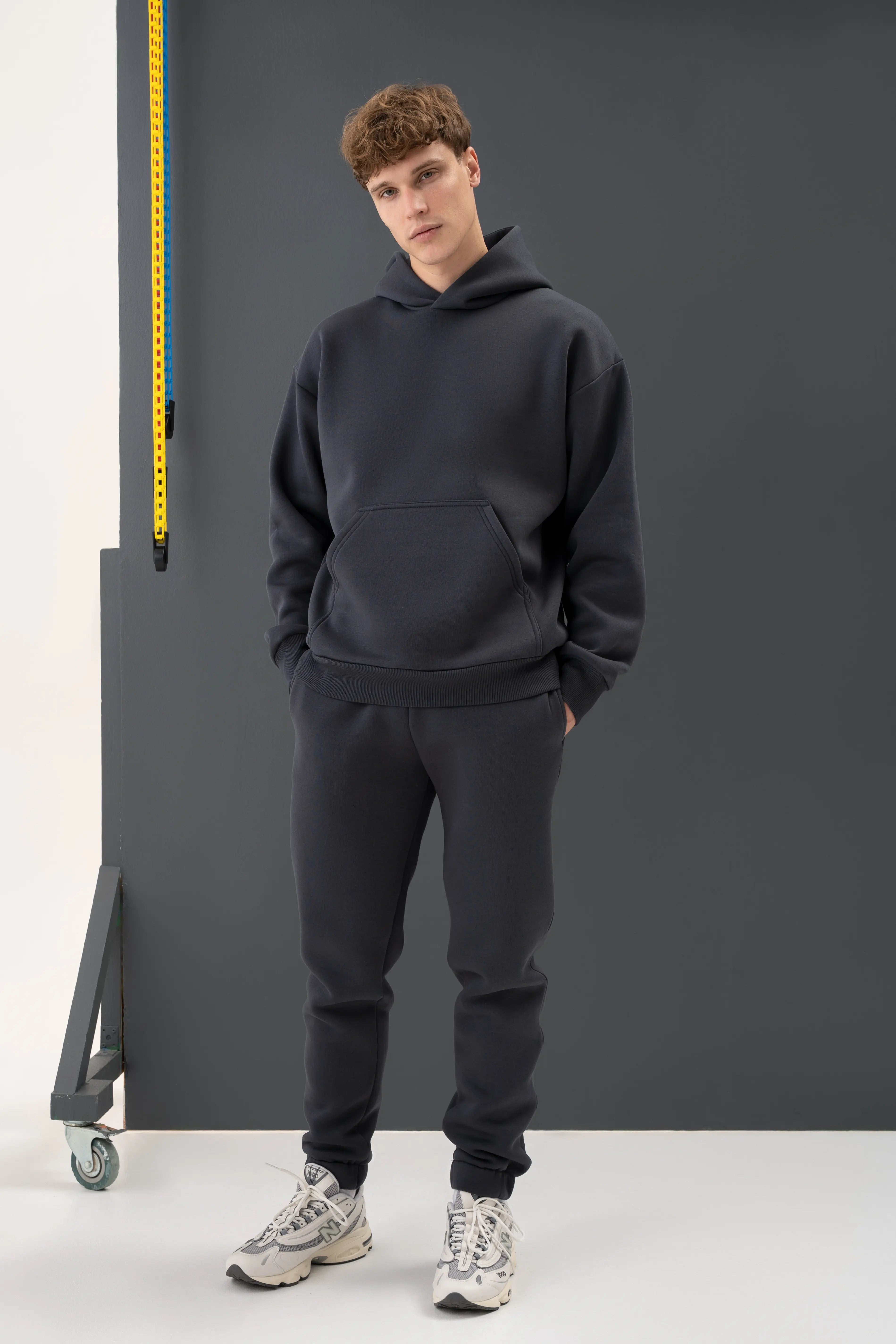 Stilingas vyriškas treningas su kapišonu, idealus pasivaikščiojimams mieste ar gamtoje.