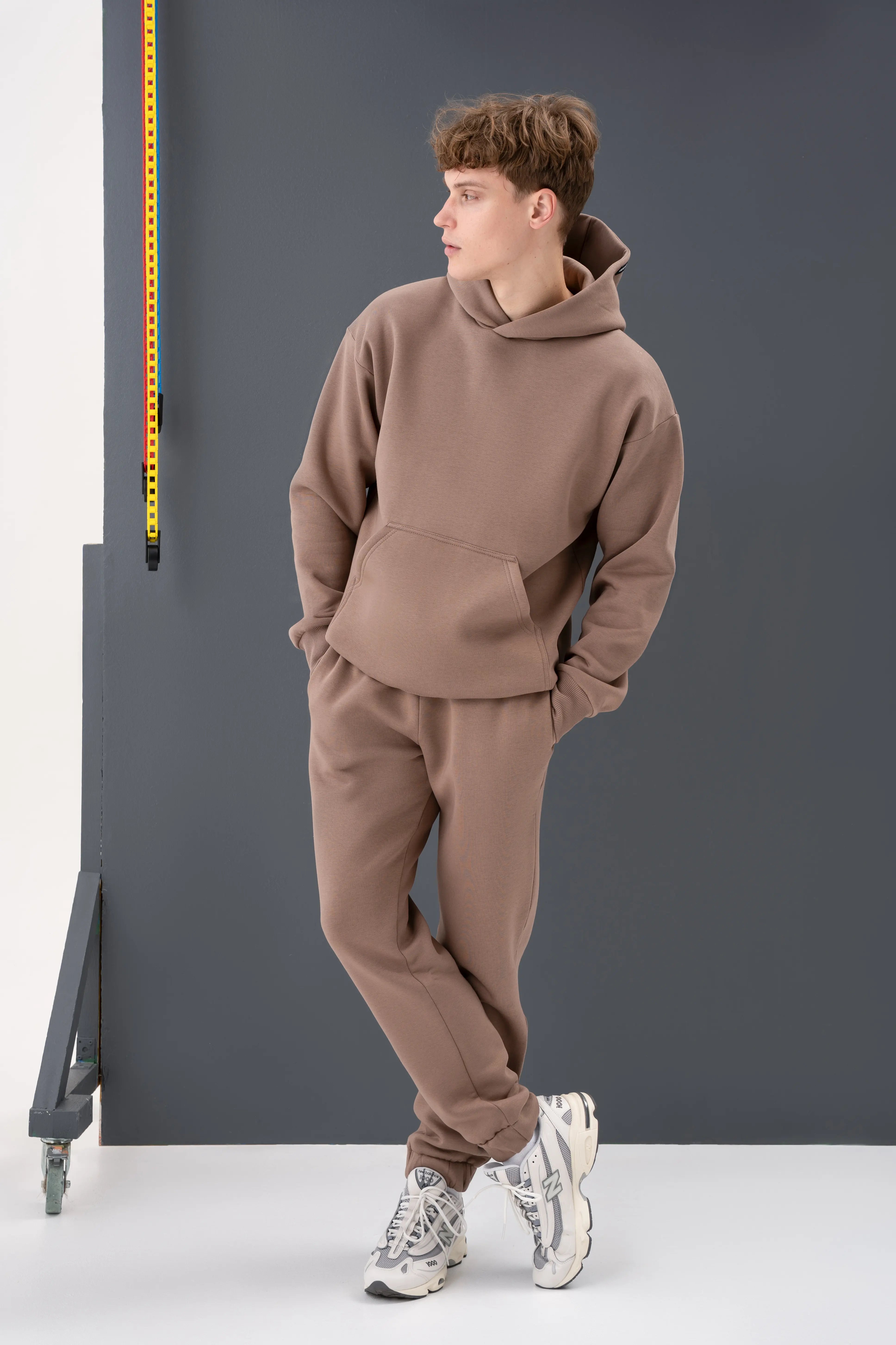 Vyriškas latte spalvos laisvalaikio treningas iš cutmyfashion, sukurtas patogiam dėvėjimui namuose ir mieste.