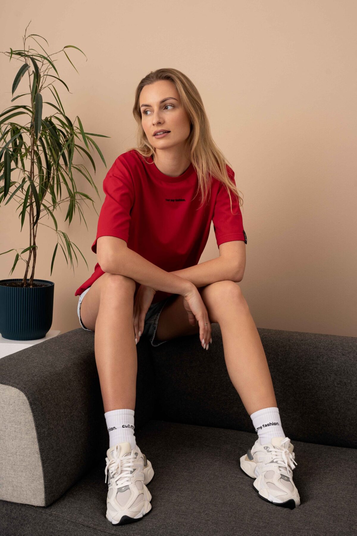 Red Oversized Women's T-shirt CMF553 - Image 4